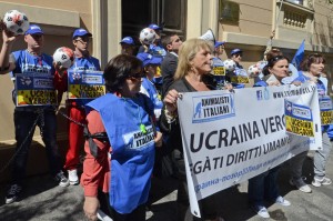 Gli Animalisti Italiani manifestano davanti all'Ambasciata dell'Ucraina