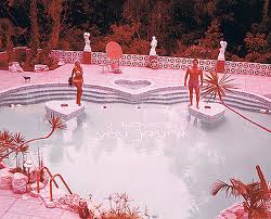 Jayne Mansfield e Miklos Hargitay ai bordi della piscina a forma di cuore nel giardino del Pink Palace