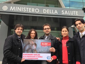 Freccia 45 consegna oltre 24mila firme contro le importazioni di Harlan al Ministero della Salute